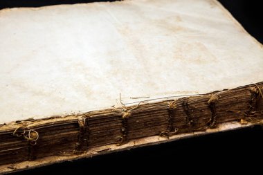 Siyah arka plan üzerine izole eski kitap kapağı, vintage doku,