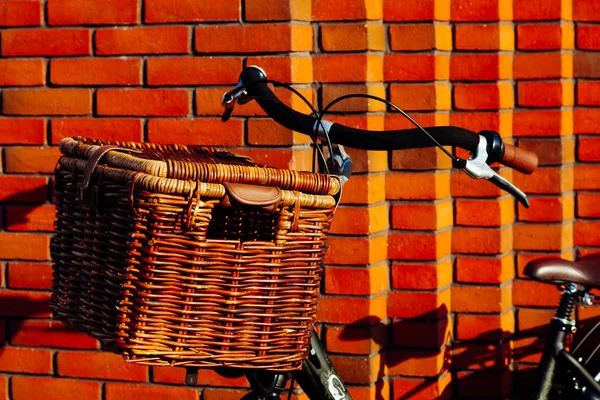 Gran Cesta Marrón Mimbre Vintage Una Bicicleta Bicicleta Holandesa Vieja —  Fotos de Stock