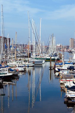 Lahey - 9 Nisan: çok güzel yerleştirme Yelkenli Yat Limanı güzel açık gökyüzü ve mavi deniz, arka plan üzerinde 9 Nisan 2018 yılında Scheveningen, Lahey, Hollanda.
