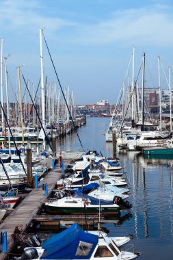 Lahey - 9 Nisan: çok güzel yerleştirme Yelkenli Yat Limanı güzel açık gökyüzü ve mavi deniz, arka plan üzerinde 9 Nisan 2018 yılında Scheveningen, Lahey, Hollanda.