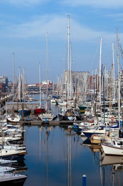 Lahey - 9 Nisan: çok güzel yerleştirme Yelkenli Yat Limanı güzel açık gökyüzü ve mavi deniz, arka plan üzerinde 9 Nisan 2018 yılında Scheveningen, Lahey, Hollanda.