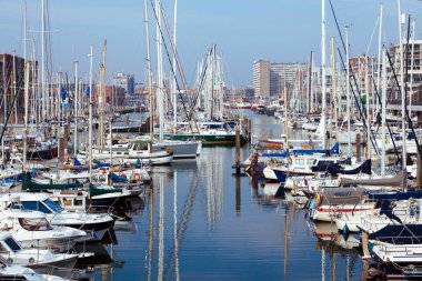 Lahey - 9 Nisan: çok güzel yerleştirme Yelkenli Yat Limanı güzel açık gökyüzü ve mavi deniz, arka plan üzerinde 9 Nisan 2018 yılında Scheveningen, Lahey, Hollanda.