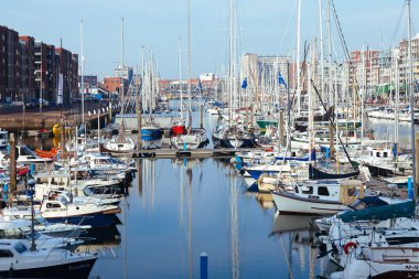 Lahey - 9 Nisan: çok güzel yerleştirme Yelkenli Yat Limanı güzel açık gökyüzü ve mavi deniz, arka plan üzerinde 9 Nisan 2018 yılında Scheveningen, Lahey, Hollanda.