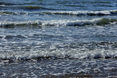 Deniz kıyısında güzel yavaş dalgalar ile. Mavi dalga Okyanusu. Şişme deniz sörf için.