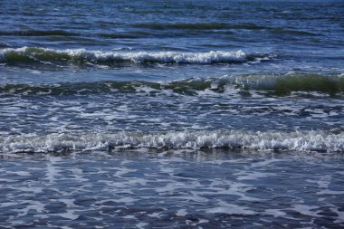 Deniz kıyısında güzel yavaş dalgalar ile. Mavi dalga Okyanusu. Şişme deniz sörf için.