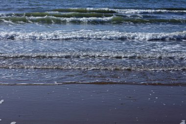 Deniz kıyısında güzel yavaş dalgalar ile. Mavi dalga Okyanusu. Şişme deniz sörf için.
