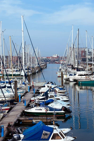 Lahey - 9 Nisan: çok güzel yerleştirme Yelkenli Yat Limanı güzel açık gökyüzü ve mavi deniz, arka plan üzerinde 9 Nisan 2018 yılında Scheveningen, Lahey, Hollanda.