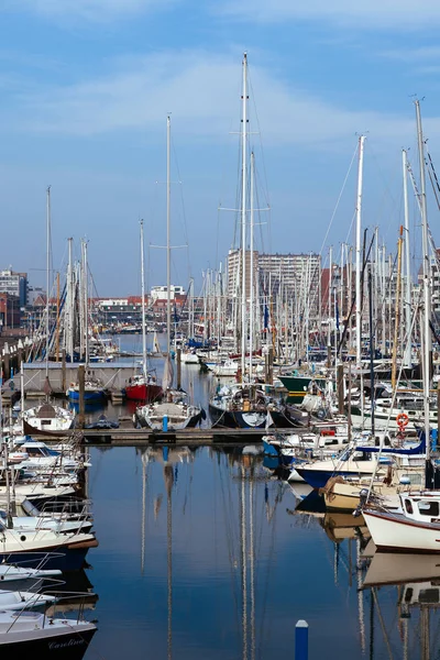 Lahey - 9 Nisan: çok güzel yerleştirme Yelkenli Yat Limanı güzel açık gökyüzü ve mavi deniz, arka plan üzerinde 9 Nisan 2018 yılında Scheveningen, Lahey, Hollanda.