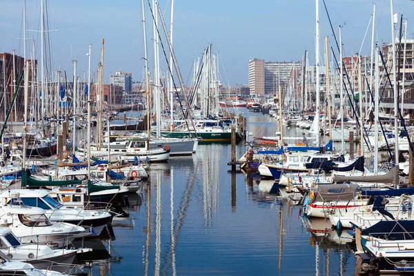 Lahey - 9 Nisan: çok güzel yerleştirme Yelkenli Yat Limanı güzel açık gökyüzü ve mavi deniz, arka plan üzerinde 9 Nisan 2018 yılında Scheveningen, Lahey, Hollanda.