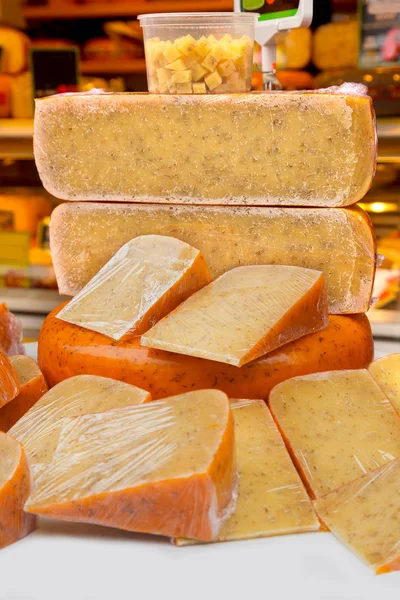 Кусочки Сыра Приправами Выставлены Продажу Выбор Творожных Сыров Продажи Уличном — стоковое фото
