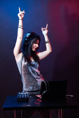 Kırmızı ve mavi zemin üzerine Dj genç kadın portresi. DJ ve kadın ile headphne vinyls müzik disko çalıyor. Glamour parti yaz Club ekipman.