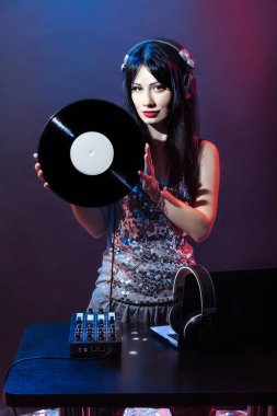 Kırmızı ve mavi zemin üzerine Dj genç kadın portresi. DJ ve kadın ile headphne vinyls müzik disko çalıyor. Glamour parti yaz Club ekipman.