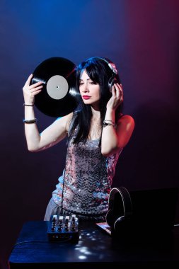 Portre dj kulaklık vinil disk beach ekipman yaz disko kız parti retro vintage mavi kırmızı Resepsiyon Mikser glamour disk genç kadın tutarak çalış.