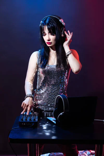 Kırmızı ve mavi zemin üzerine Dj genç kadın portresi. DJ ve kadın ile headphne vinyls müzik disko çalıyor. Glamour parti yaz Club ekipman.