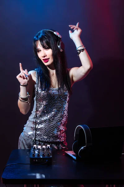 Kırmızı ve mavi zemin üzerine Dj genç kadın portresi. DJ ve kadın ile headphne vinyls müzik disko çalıyor. Glamour parti yaz Club ekipman.