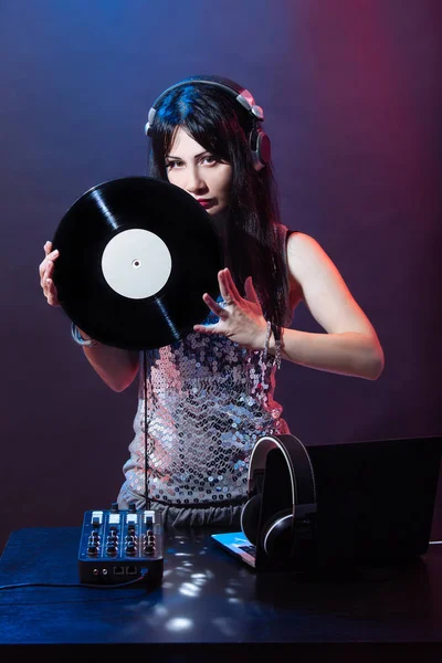 Kırmızı ve mavi zemin üzerine Dj genç kadın portresi. DJ ve kadın ile headphne vinyls müzik disko çalıyor. Glamour parti yaz Club ekipman.