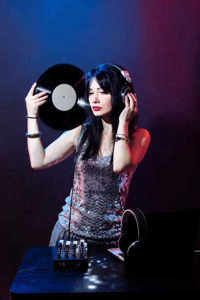 Portre dj kulaklık vinil disk beach ekipman yaz disko kız parti retro vintage mavi kırmızı Resepsiyon Mikser glamour disk genç kadın tutarak çalış.