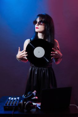 Kırmızı ve mavi zemin üzerine Dj genç kadın portresi. DJ ve kadın ile headphne vinyls müzik disko çalıyor. Glamour parti yaz Club ekipman.