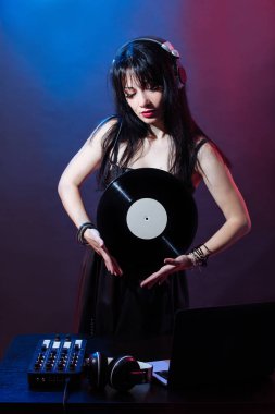 Kırmızı ve mavi zemin üzerine Dj genç kadın portresi. DJ ve kadın ile headphne vinyls müzik disko çalıyor. Glamour parti yaz Club ekipman.