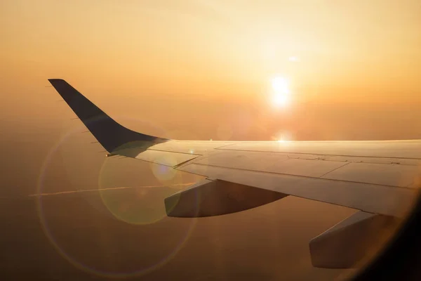 Ala Avión Sobre Fondo Amanecer Atardecer Amarillo Ala Del Avión — Foto de Stock