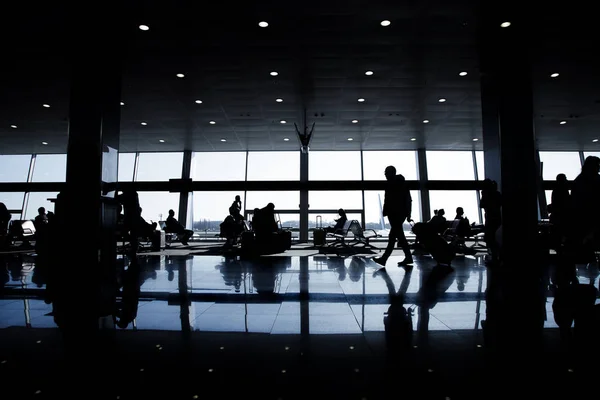 Siluetas Pasajeros Gran Aeropuerto Fondo Ventanas Pasajeros Esperando Terminal Puerta — Foto de Stock