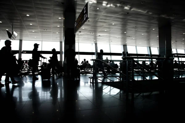Siluetas Pasajeros Gran Aeropuerto Fondo Ventanas Pasajeros Esperando Terminal Puerta — Foto de Stock