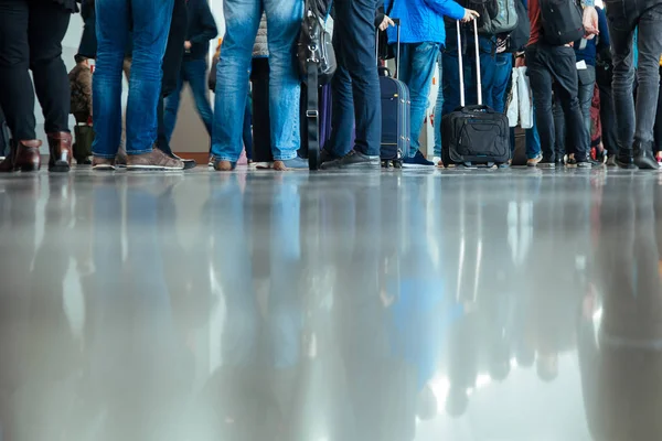 Muchas Personas Están Esperando Cola Para Registrarse Aeropuerto Parte Inferior — Foto de Stock