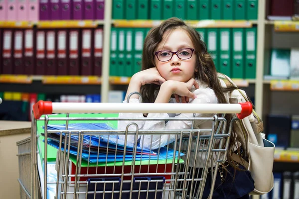 Una Niña Está Comprando Papelería Para Escuela Colegiala Con Gafas — Foto de Stock