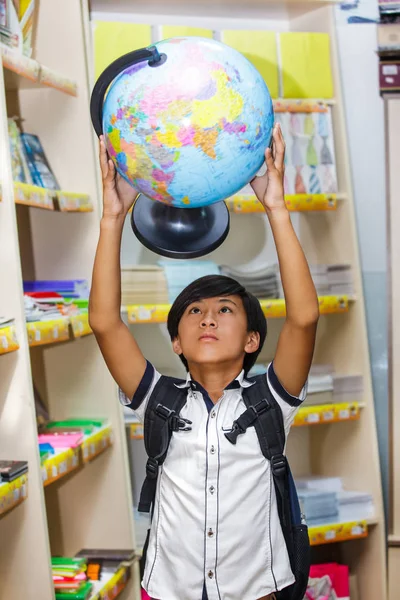 Niño Asiático Elige Artículos Papelería Submercado Colegial Sosteniendo Globo Comprando — Foto de Stock