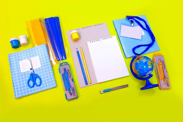 Školní Věci Notebook Papírnické Zboží Modré Barvy Žluté Stole Zpátky — Stock fotografie