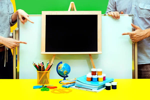 Quatro Mãos Apontam Para Uma Prancha Preta Conceito Escolar Chalkboard — Fotografia de Stock