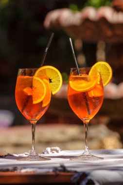Aperol spritz kokteyl cam parlak güneşli kafe karşı ahşap tablo.