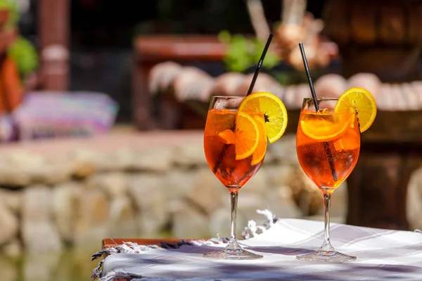 Aperol Spritz Cocktail Vidro Mesa Madeira Contra Café Ensolarado Brilhante — Fotografia de Stock