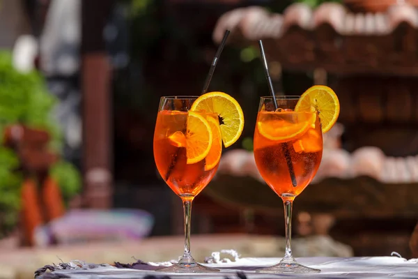 Aperol Spritz Cocktail Vidro Mesa Madeira Contra Café Ensolarado Brilhante — Fotografia de Stock