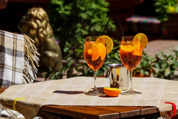 Aperol Spritz Cocktail Glas Trä Bordet Mot Ljusa Soliga Café — Stockfoto