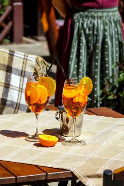 Aperol Spritz Cocktail Vidro Mesa Madeira Contra Café Ensolarado Brilhante — Fotografia de Stock