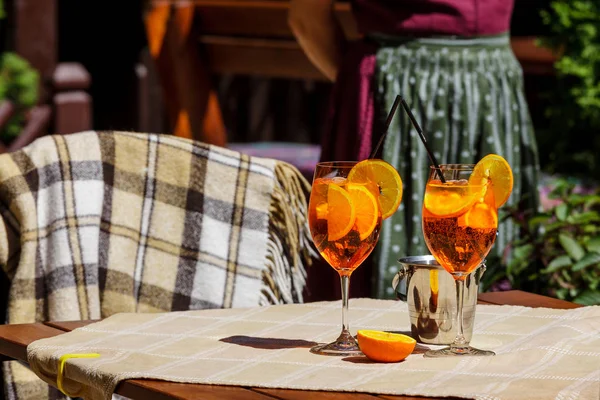 Cocktail Spritz Aperol Verre Sur Table Bois Contre Café Ensoleillé — Photo