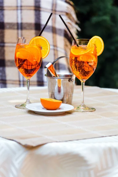 Aperol Spritz Cocktail Vidro Mesa Madeira Dois Copos Com Coquetel — Fotografia de Stock