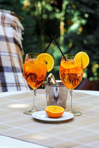 Aperol Spritz Cocktail Vidro Mesa Madeira Dois Copos Com Coquetel — Fotografia de Stock