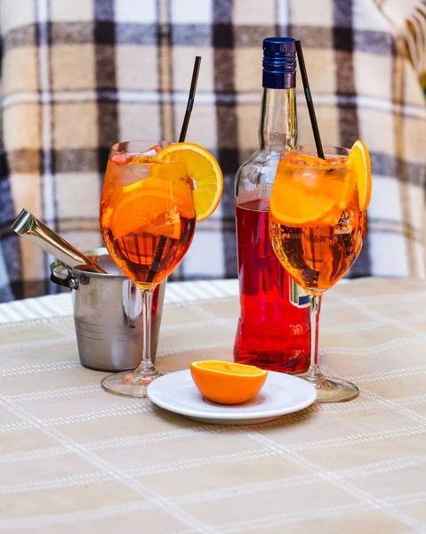 Aperol Spritz Cocktail Vetro Bottiglia Sul Tavolo Legno Due Bicchieri — Foto Stock