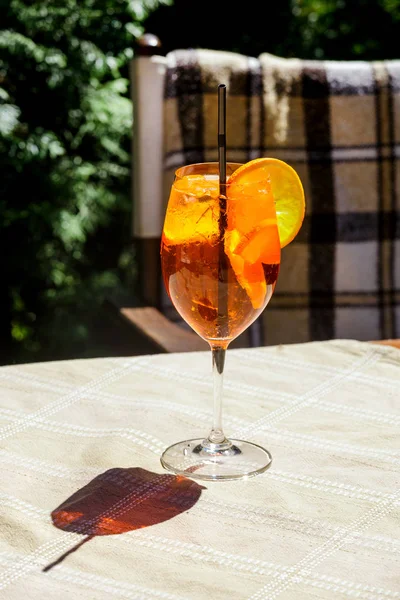 Aperol Spritz Cocktail Vidro Mesa Madeira Com Sombra — Fotografia de Stock