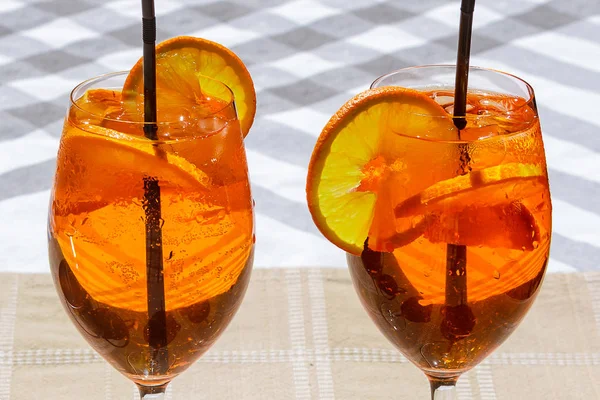 Aperol スプリッツがガラス テーブルの上でカクテル オレンジ色のカクテル オレンジ スライスを つのグラスのクローズ アップ — ストック写真