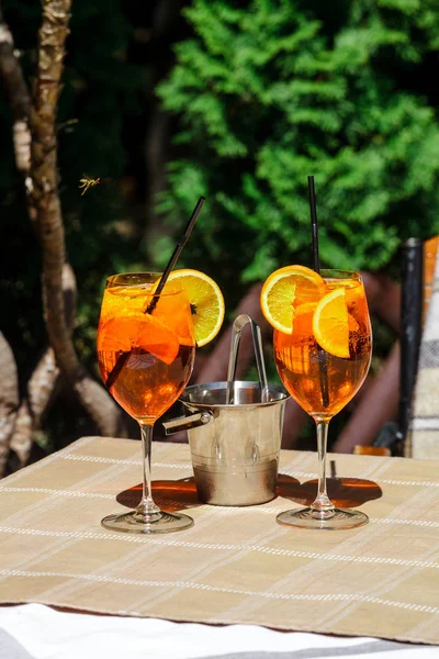 Aperol Spritz Cocktail Glas Träbord Och Bakgrund Bladen Två Glas — Stockfoto