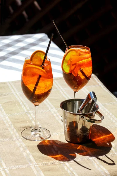 Aperol Spritz Cocktail Vetro Sul Tavolo Legno Due Bicchieri Con — Foto Stock