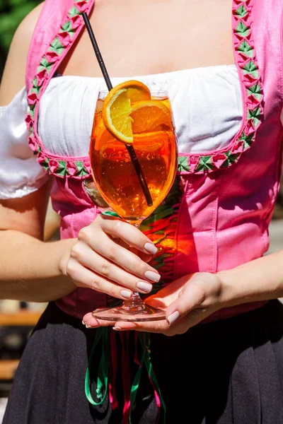 Aperol Spritz Koktél Pohár Kezében Pincérnő — Stock Fotó