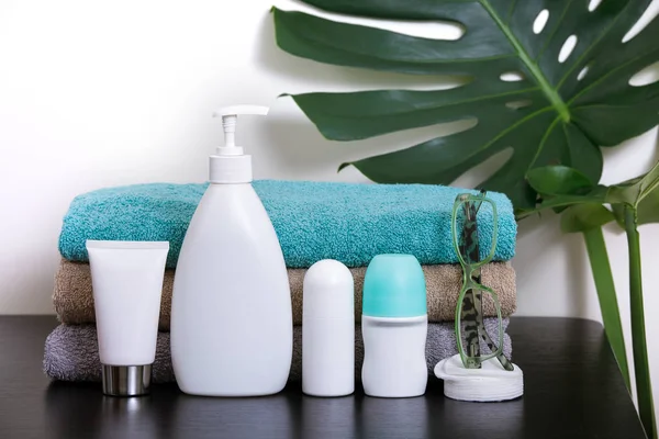 Cosmetici Tubi Bianchi Prodotti Bagno Tavolo Nero Con Foglie Tropicali — Foto Stock