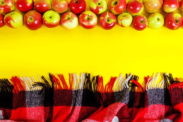 Manzanas Maduras Sobre Fondo Amarillo Con Cuadros Rojos Negros — Foto de Stock