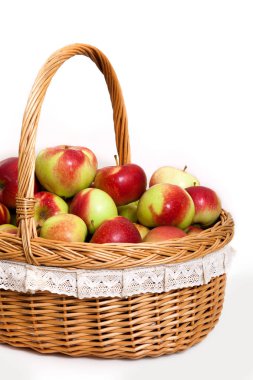 Beyaz zemin üzerinde bir sepet içinde kırmızı ve Sarı elmalar.