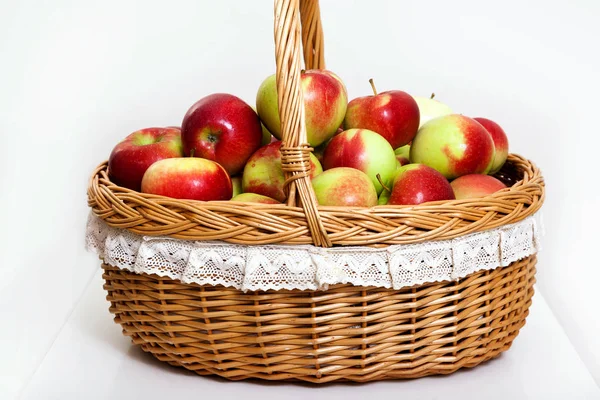Beyaz Zemin Üzerinde Bir Sepet Içinde Kırmızı Sarı Elmalar — Stok fotoğraf