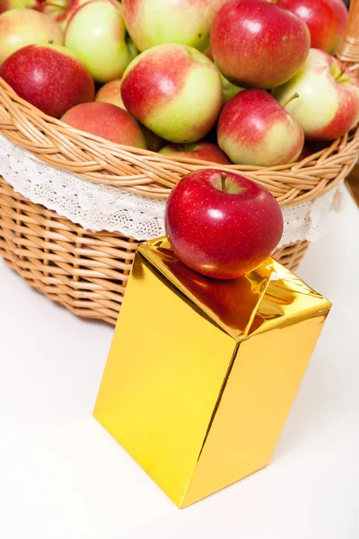 Beyaz Zemin Üzerinde Bir Sepet Içinde Kırmızı Sarı Elmalar Altın — Stok fotoğraf